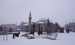 Erzurum'da kar yağışı hayatı felç etti: 144 köy yolu ulaşıma kapandı