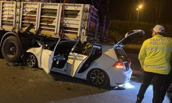 Esenler'de feci kaza: Otomobil tırın altına girdi, ağır yaralılar var
