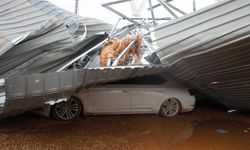 İskenderun'da dehşet anları: Fırtına çatıları uçurdu, 2 yaralı