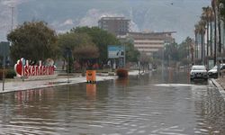 Şiddetli sağanak yağış İskenderun'da su baskınlarına neden oldu