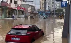 İzmir'de sağanak yağış hayatı felç etti: Araçlar suya gömüldü