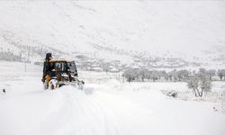 Antalya'da kar yağışı: Kırsalda yollar kapandı, ekipler seferber oldu