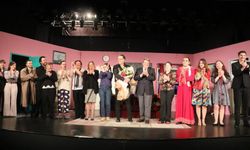 Manisa Şehir Tiyatrosu'nun 'Katil Kim' komedi oyunu seyirciyi kahkahaya boğdu