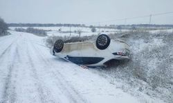 Baskil'de kar yağışı kazaya davetiye çıkardı: Otomobil takla attı
