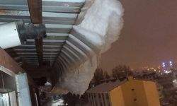 Tatvan'da kar yağışı nedeniyle çatılarda buz sarkıtları tehlike oluşturuyor