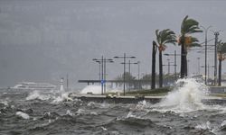 İzmir'de olumsuz hava koşulları nedeniyle vapur seferleri iptal edildi