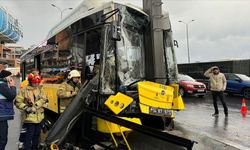 Esenyurt'ta İETT otobüsü direğe çarptı: Yaralılar var