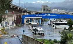 İzmir'de kuvvetli rüzgar ve sağanak hayatı olumsuz etkiledi