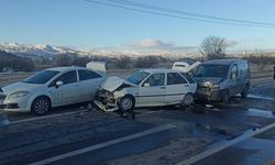 Sivas'ta zincirleme kaza: Araçlar birbirine girdi!