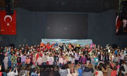 Dikili'de yarıyıl tatilinde çocuklar tiyatro ve müzikle eğlendi!