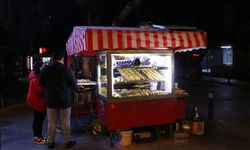 İzmir’in vazgeçilmez sokak lezzetleri gece saatlerinde de hizmete sunuluyor!