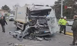 Sarıyer'de çöp  kamyonu ve İETT otobüsü çarpıştı: 3 yaralı!