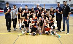 İEÜ'de çifte şampiyonluk sevinci: Kadın voleybol takımı da bölge şampiyonu!