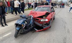 İnegöl'de kaza: Otomobil motosiklete çarptı, 3 kişi yaralandı!