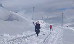 Aşkale'de kar mücadelesi: Vatandaşlar karla kaplı yollarla boğuşuyor
