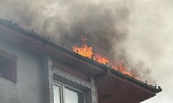 Gaziosmanpaşa'da yangın: Aldırış etmeden sigara içen adam tepki çekti
