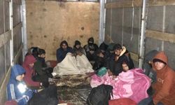 Merzifon 'da kamyonda gizlenen 13 Afgan kaçak göçmen yakalandı!