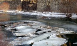 Bayburt'ta kış etkisini gösterdi: Çoruh Nehri buz tuttu