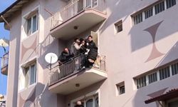 45 yıl hapis cezası olan genç, polislerden kaçmak için balkondan sarktı