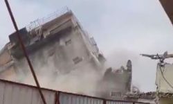 Antakya'da hasarlı bina iş makinesinin darbesiyle yerle bir oldu!