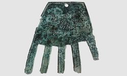 2 Bin yıllık gizem: Yazılı bronz el keşfedildi!