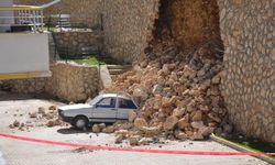Adıyaman'da istinat duvarı yıkıldı, araç büyük hasar aldı!