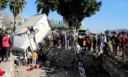 Kepez'de feci kaza: Kamyonetler çarpıştı, sürücü kanala uçtu