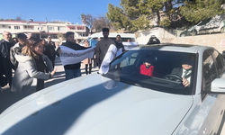 CHP'nin Karaburun adayı Nurşen Balcı'ya Kırmızı kartlı protesto!