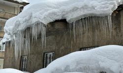 Yüksekova'da buz sarkıtları tehlike oluşturuyor: 4 metreyi aştı!
