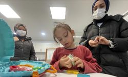 Hemşirelik öğrencilerinden minik hastalara sevgi ve oyuncak armağanı