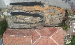 Maltepe'de gecekondu çatısının üzerine yol çöktü!