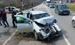 Samsun'da kavşakta dehşet kaza! Anne ve kızı yaralı!