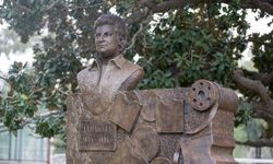 Zeki Müren'in heykeli artık Kültürpark'ta parlıyor!