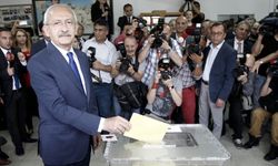 Kemal Kılıçdaroğlu eşi Selvi Kılıçdaroğlu ile Ankara'da oyunu kullandı: '' "Partimin bütün adaylarına desteğim tamdır"
