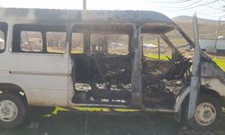 Elazığ'da park halindeki minibüs alev alev yandı: Kullanılamaz hale geldi
