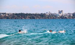 Antalya'da sıcaklık 20 dereceye ulaşınca vatandaşlar denizlere akın etti