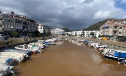 Marmaris'te sağanak yağmur felaketi: Deniz kahverengiye döndü!
