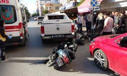 Manavgat'ta 2 motosiklet park halindeki araçlara çarptı: 2 kişi yaralandı