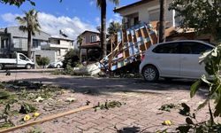 Arsuz'da fırtına dehşet saçtı: Çatı uçtu, evler ve araçlar zarar gördü