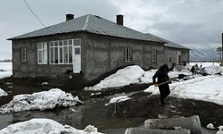 Yüksekova'da sağanak yağış felakete yol açtı: Odunluk sular altında kaldı