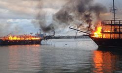 Antalya'da yangın dehşeti: İki tur teknesi alevlere teslim oldu!