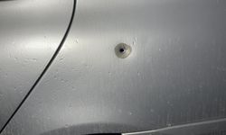Gebze'de motosikletli saldırganlar, park halindeki araca 4 el ateş etti!