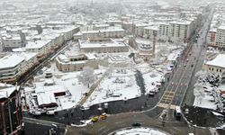 Sivas'ta Mart ayında kar yağdı: Tarihi meydan beyaza büründü!