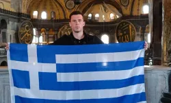 Ayasofya'da Yunan bayrağı! Yunan turist Ayasofya önünde Yunan bayrağı ile poz verdi