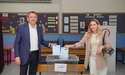 Başkan Mesut Ergin eşi Canan Ergin'le birlikte oyunu kullandı