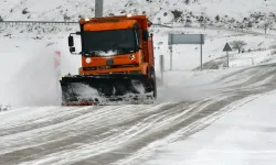 Kar kalınlığı 5 metreye ulaştı 2 ilde 102 yol ulaşıma kapandı