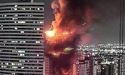 Brezilya’nın Recife kentinde 33 katlı bir binanın en üst katında çıkan yangın kısa sürede tüm binayı sardı