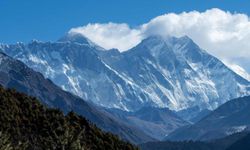Everest'e tırmanan dağcılar için yeni kurallar: GPS zorunluluğu ve çöp yorbaları