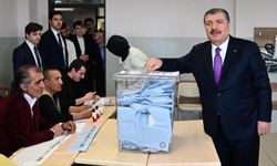 Fahrettin Koca ve ailesi Üsküdar'da oy kullanarak vatandaş katılımının önemini vurguladı