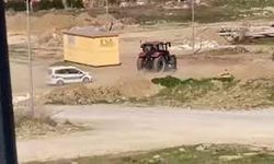Ehliyetsiz traktör sürücüsü polislerden kaçarken kameralara yakalandı!